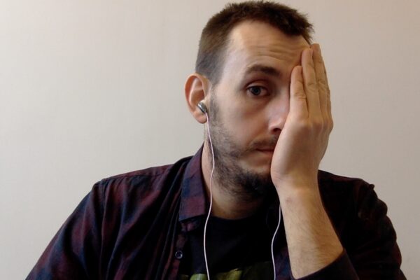 maro zaslonieta twarz