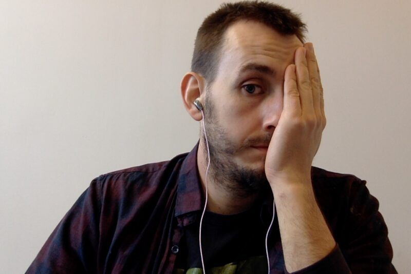 maro zaslonieta twarz